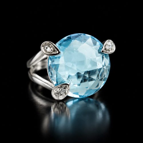 Ring in wit goud gezet met blauwe topaas en diamant