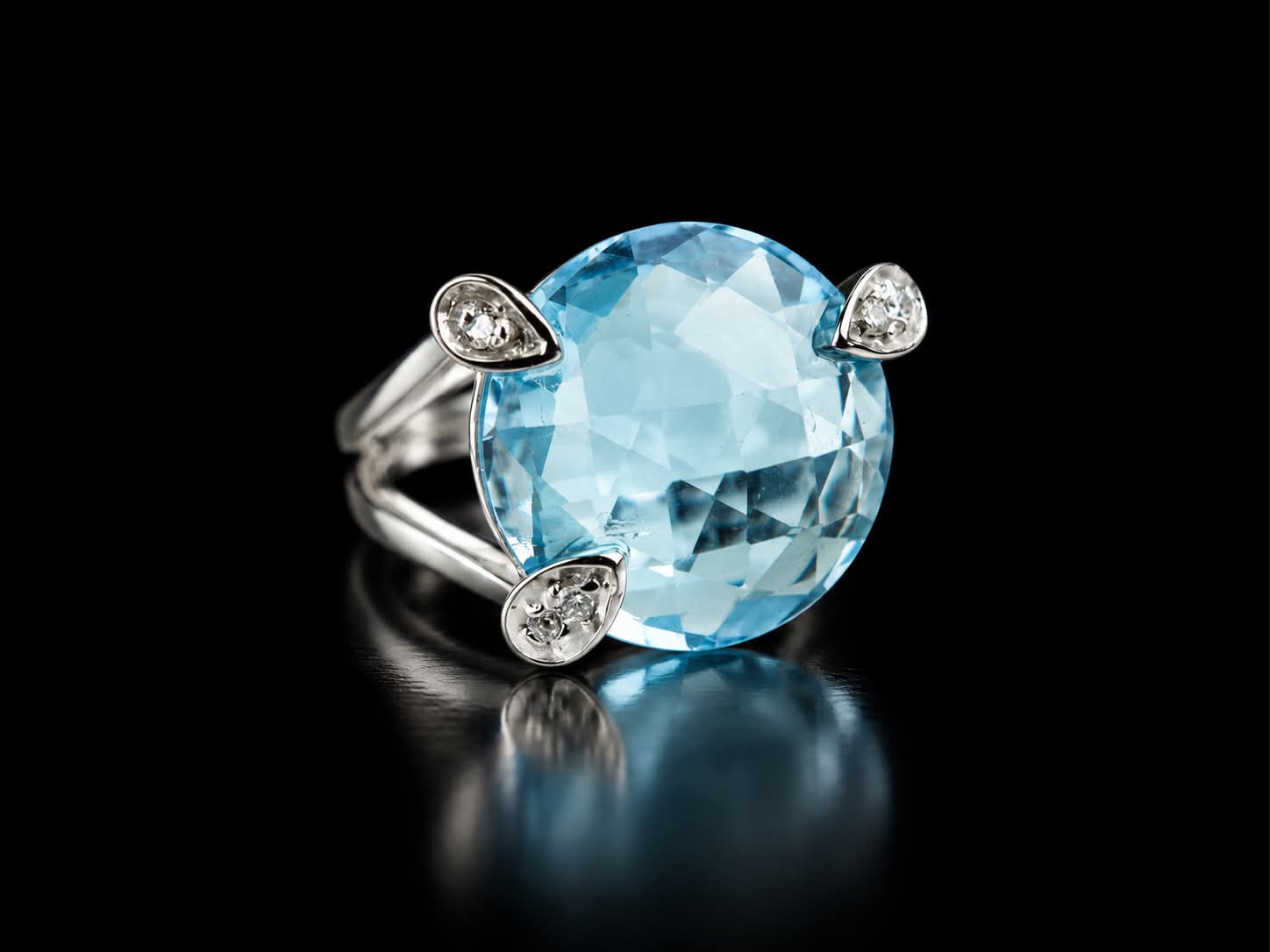 Ring in wit goud gezet met blauwe topaas en diamant