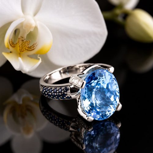ring in wit goud gezet met blauwe topaas, blauwe saffier en diamant