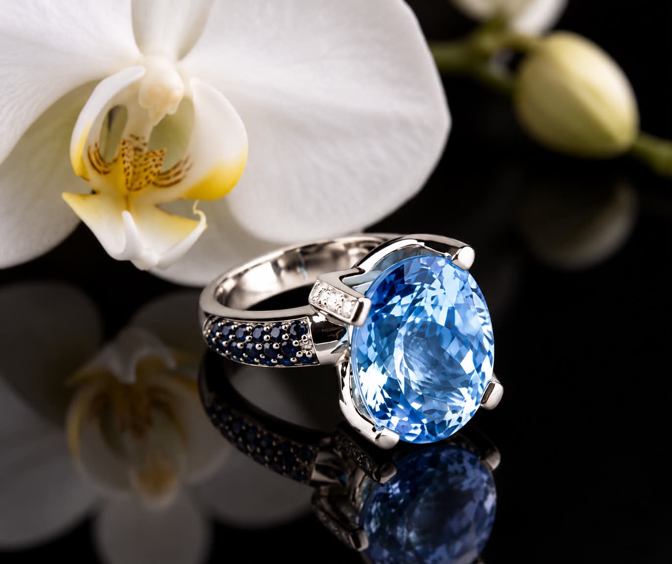 ring in wit goud gezet met blauwe topaas, blauwe saffier en diamant