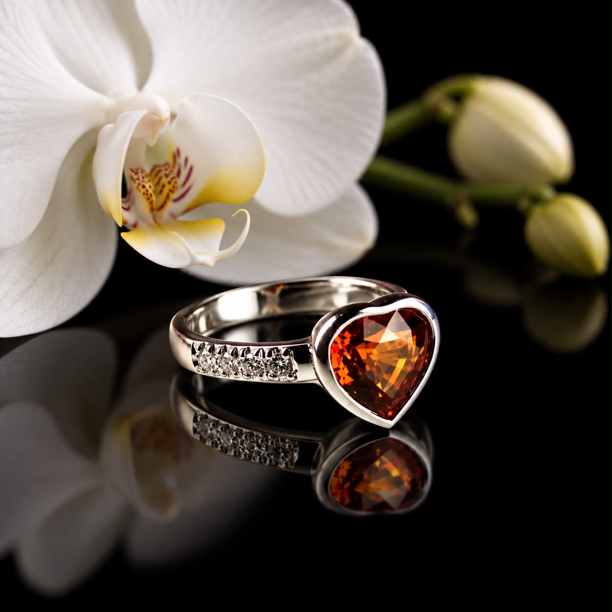 ring in wit goud gezet met citrien hartvorm en diamant