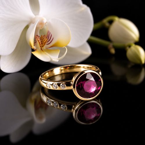ring in roos goud gezet met roze toermalijn en diamant