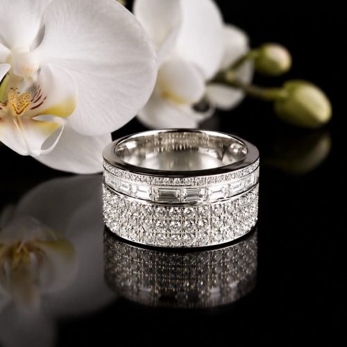 Brede ring in wit goud gezet met diamant