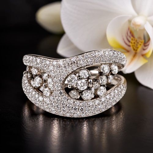 Wit gouden ring gezet met witte en grijze diamanten