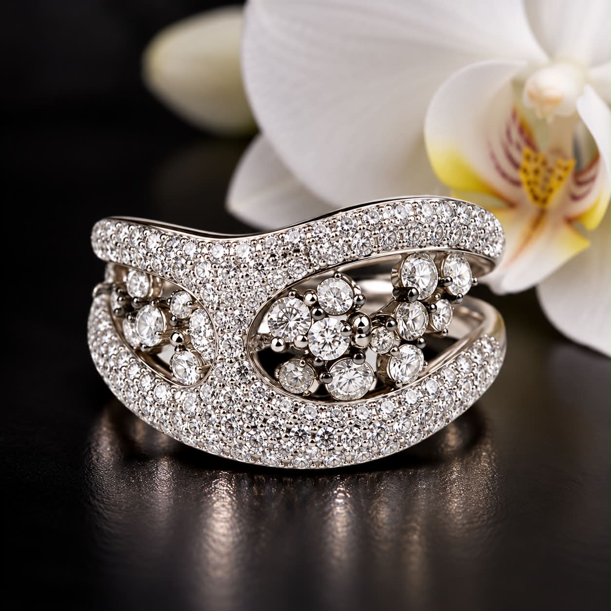 Wit gouden ring gezet met witte en grijze diamanten
