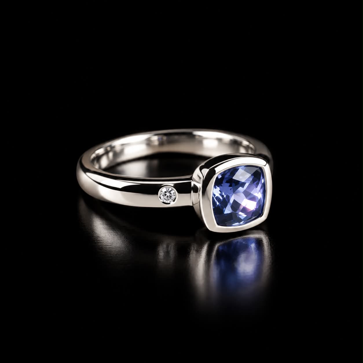 ring in wit goud gezet met blauwe saffier en diamant