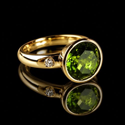 ring in geelgoud gezet met peridoot en diamant