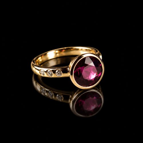 ring in roos goud gezet met roze toermalijn en diamant