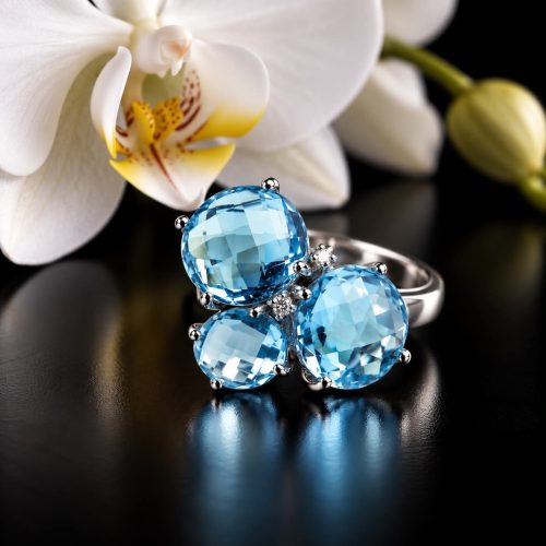 Ring in wit goud gezet met blauwe topaas en diamant