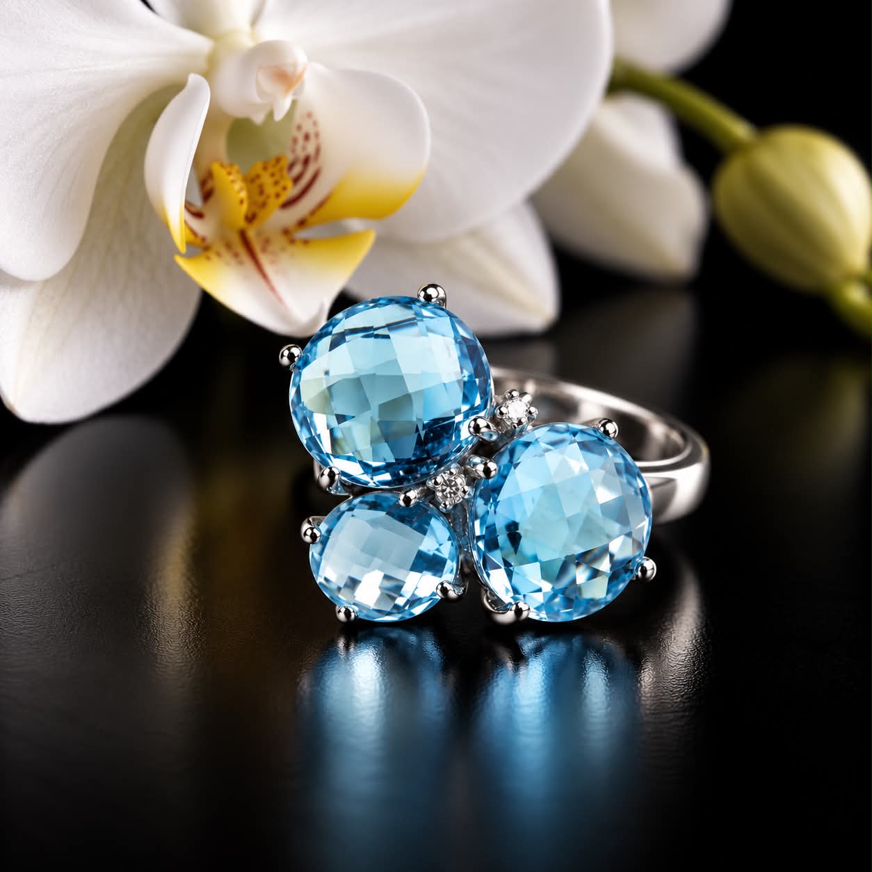 Ring in wit goud gezet met blauwe topaas en diamant