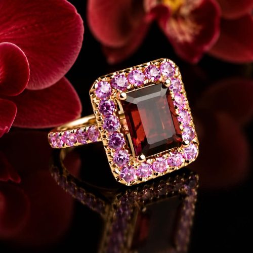 ring in roos goud gezet met rubelliet en roze saffieren