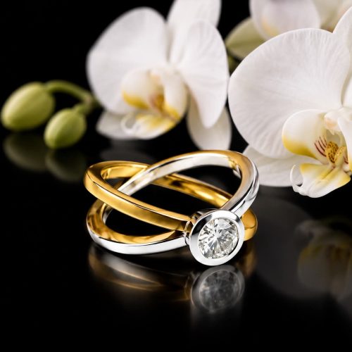 Geelgouden en witgouden solitair ring gezet met diamant