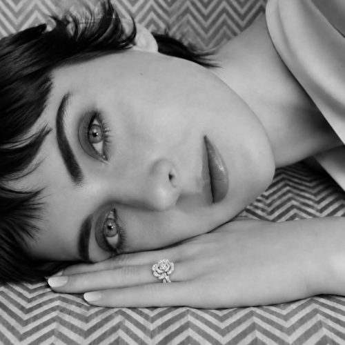 Ring in wit goud bloemvorm gezet met diamant