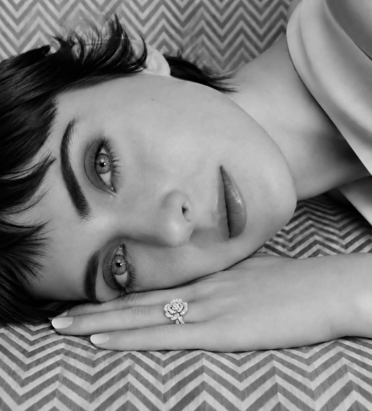 Ring in wit goud bloemvorm gezet met diamant