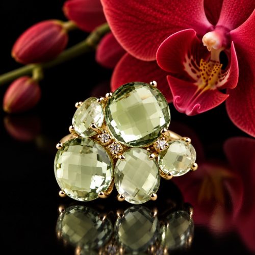 Ring in geel goud gezet met groene kwarts en diamant