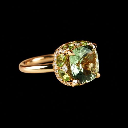 Ring in roos goud gezet met groene kwarts, peridoot en diamanten