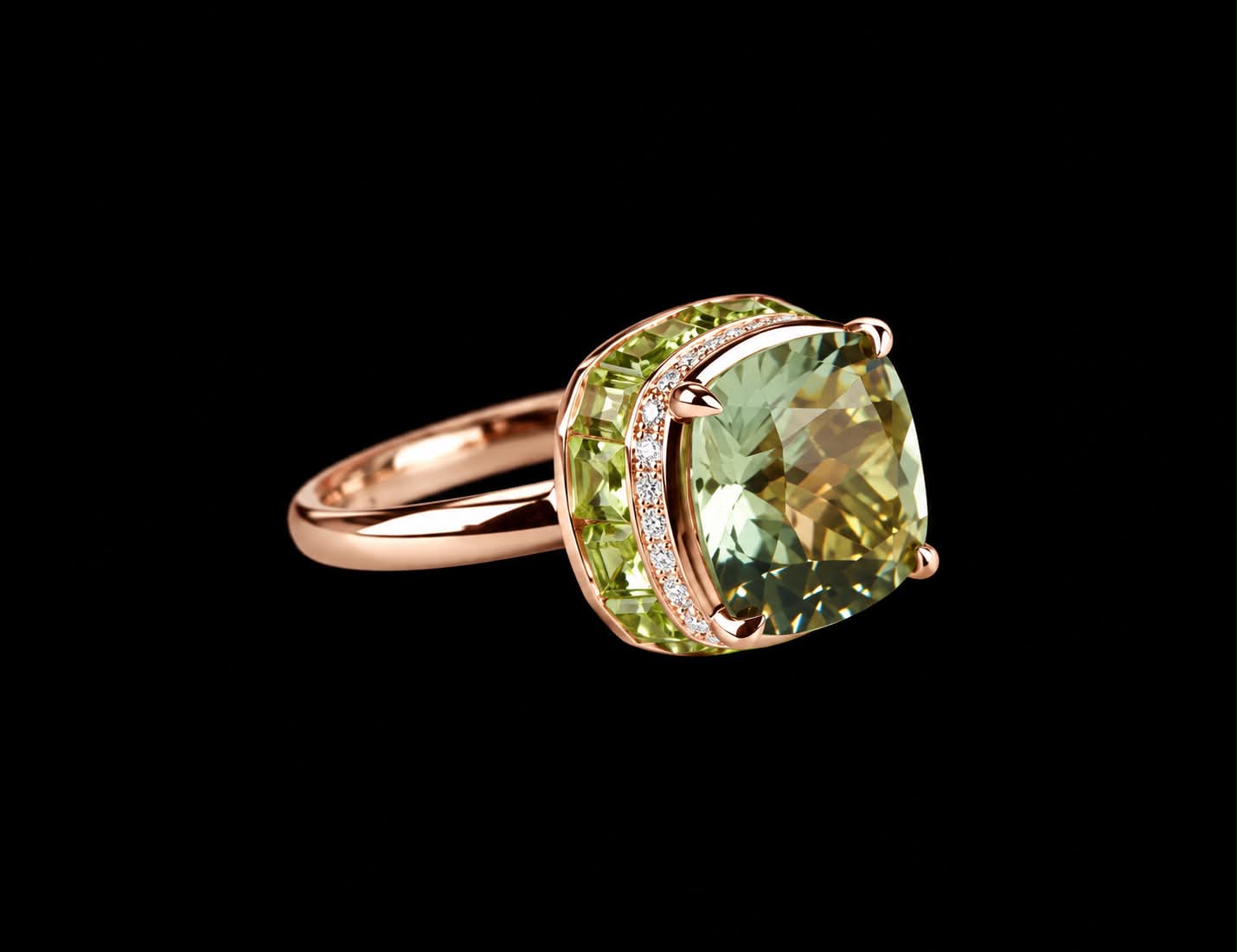 Ring in roos goud gezet met groene kwarts, peridoot en diamanten