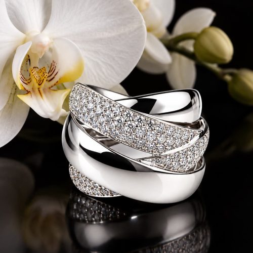 Brede wit gouden ring gezet met diamanten