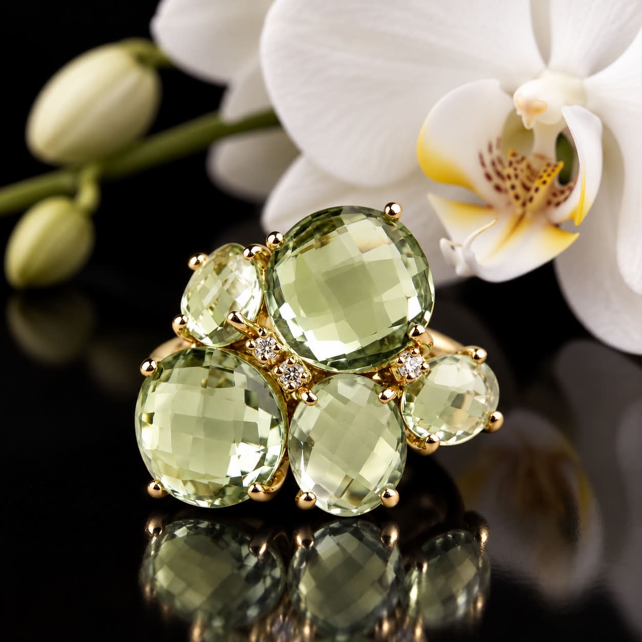 Ring in geel goud gezet met groene kwarts en diamant