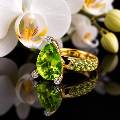 Geelgouden en witgouden ring gezet met peridoot en diamant