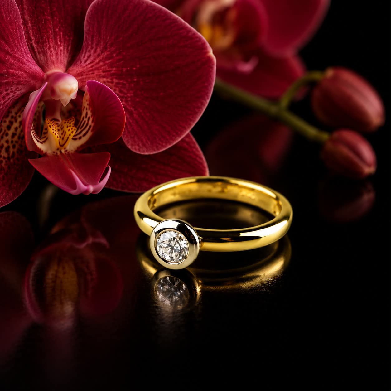 ring solitair in geel en wit goud gezet met diamant