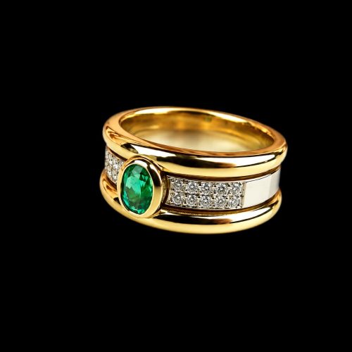 ring in geel en wit goud gezet met smaragd en diamant
