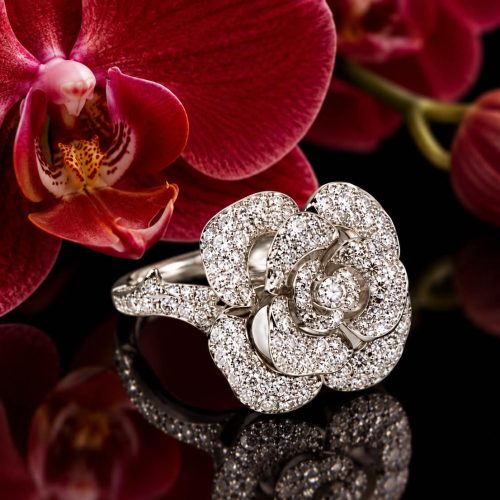 Ring in wit goud bloemvorm gezet met diamant