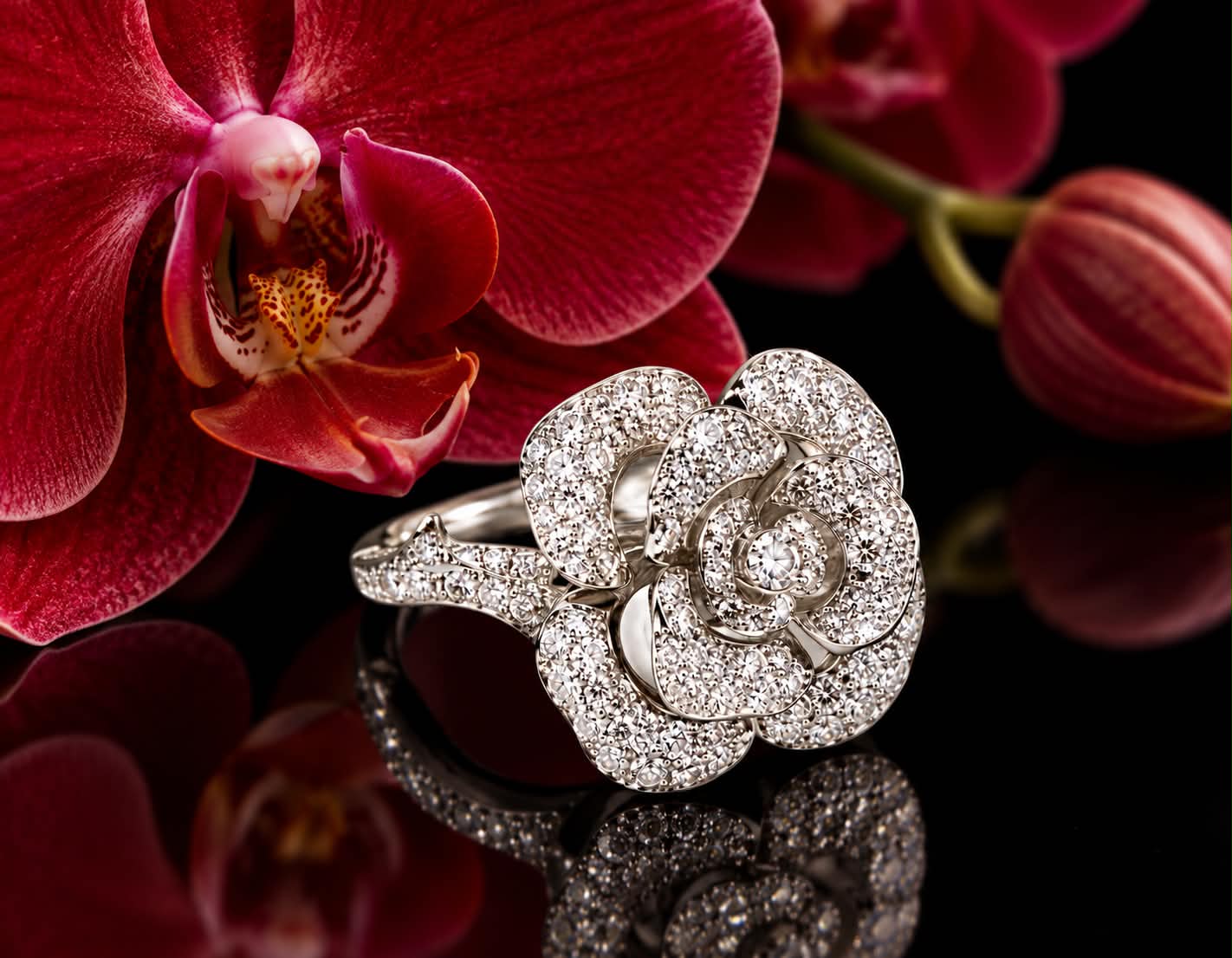 Ring in wit goud bloemvorm gezet met diamant