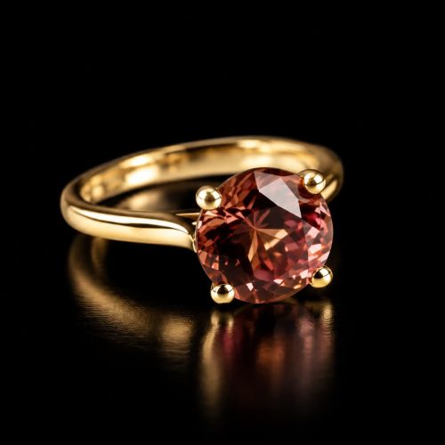 ring solitair in geel goud gezet met roze toermalijn