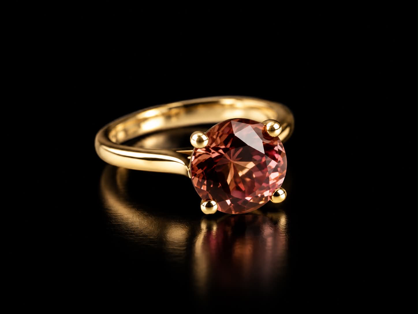 ring solitair in geel goud gezet met roze toermalijn