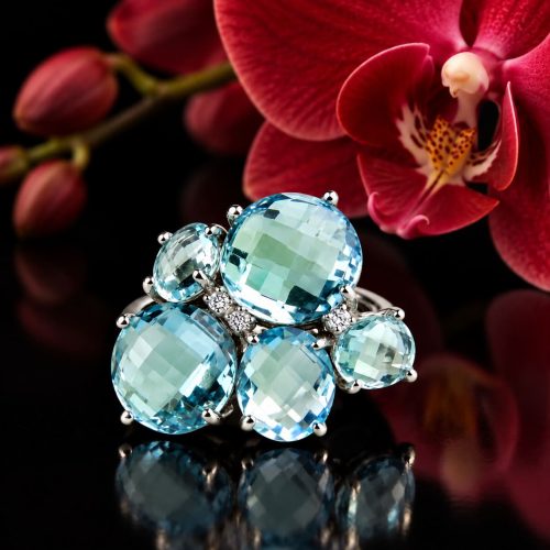 Ring in wit goud gezet met blauwe topaas en diamant