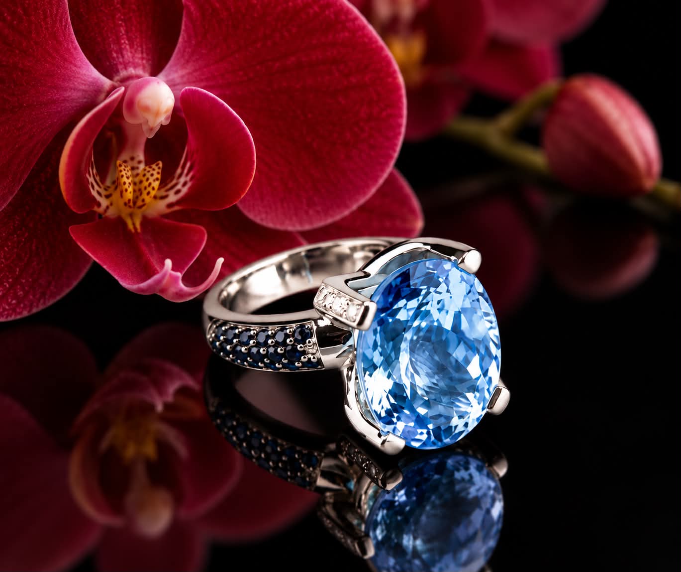 ring in wit goud gezet met blauwe topaas, blauwe saffier en diamant - Afbeelding 3