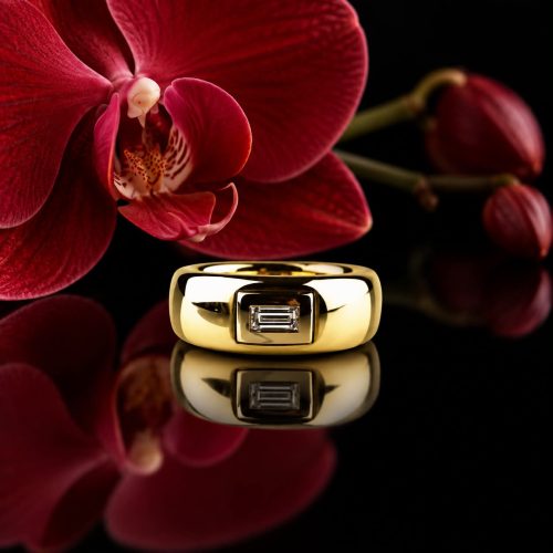 ring in geel en wit goud gezet met diamant baget