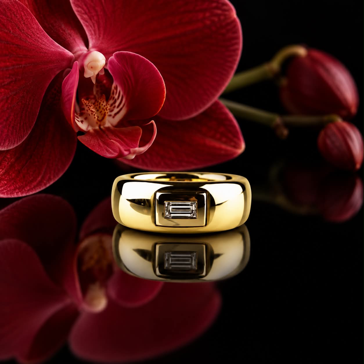 ring in geel en wit goud gezet met diamant baget