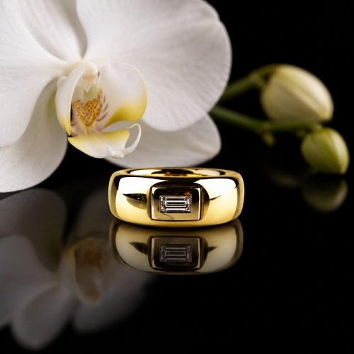 ring in geel en wit goud gezet met diamant baget