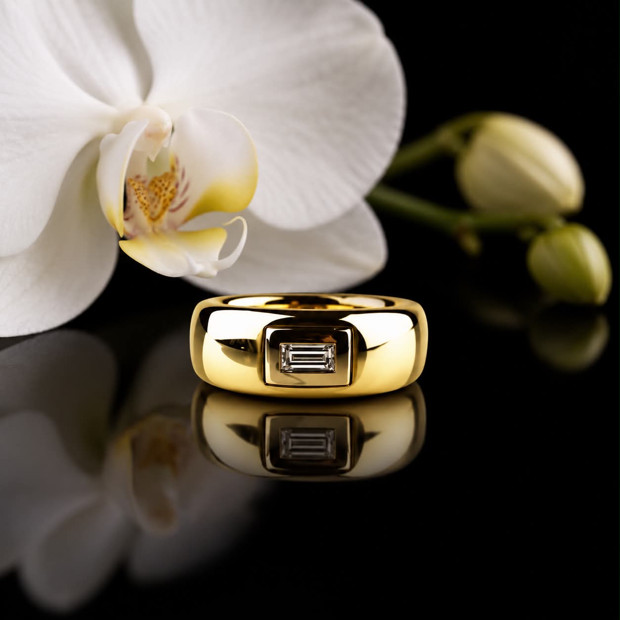 ring in geel en wit goud gezet met diamant baget