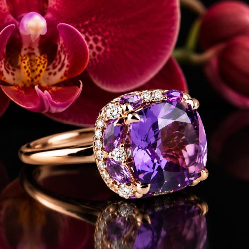 Ring in roos goud gezet met amethist en diamanten