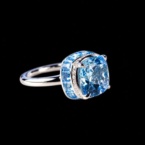 ring in wit goud gezet met blauwe topaas en diamant
