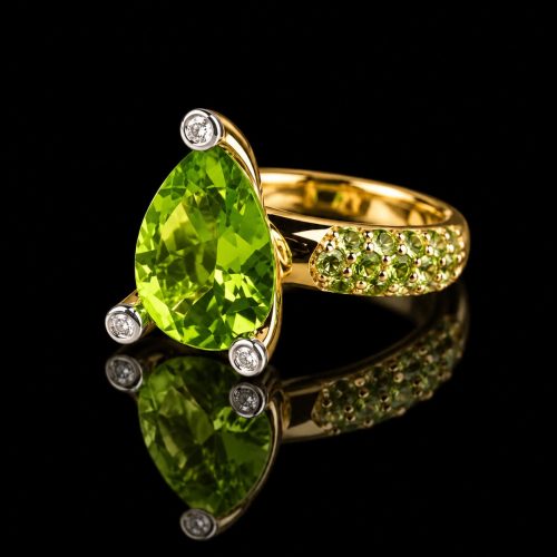 Geelgouden en witgouden ring gezet met peridoot en diamant