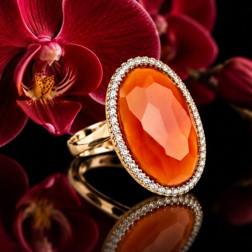 Ring in geelgoud gezet met oranje carneool en diamant