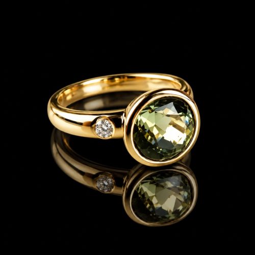 ring in roos goud gezet met groene toermalijn en diamant
