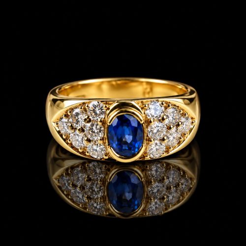 ring in geel goud gezet met diamant en saffier