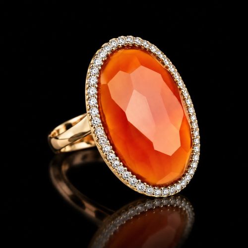 Ring in geelgoud gezet met oranje carneool en diamant