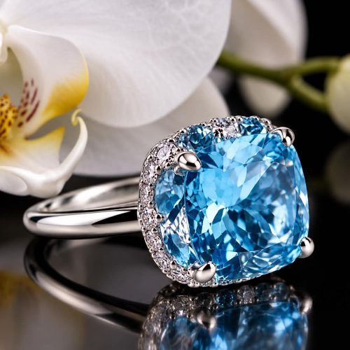 ring in wit goud gezet met blauwe topaas en diamant