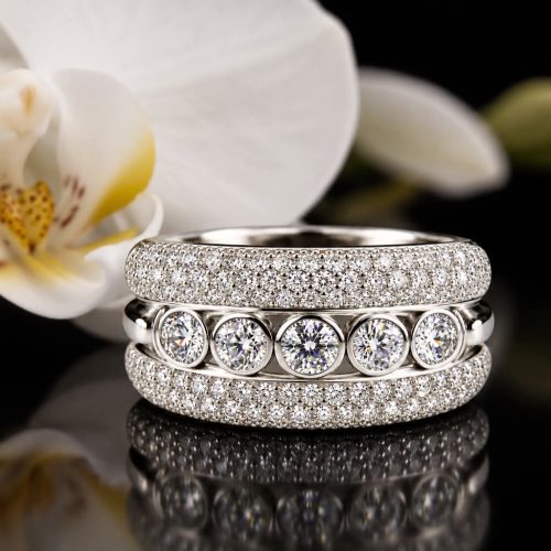 brede ring in wit goud gezet met diamant