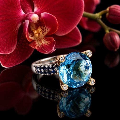 Ring in wit en roos goud gezet met blauwe topaas blauwe saffieren en diamant