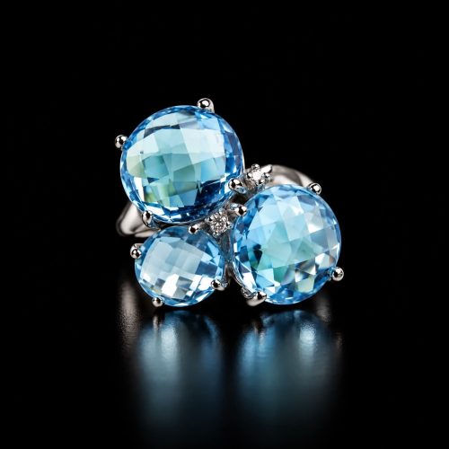 Ring in wit goud gezet met blauwe topaas en diamant
