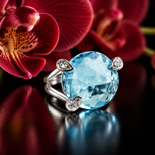 Ring in wit goud gezet met blauwe topaas en diamant