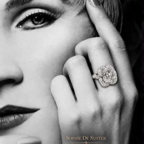 Ring in wit goud bloemvorm gezet met diamant