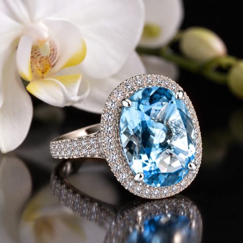 grote ring in wit goud gezet met blauwe topaas en diamant